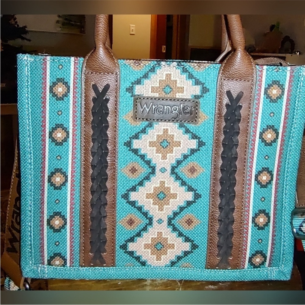 Wrangler Aztec Patterned Tote - Picture 4 of 11